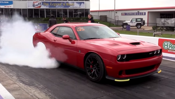 dodge challenger hellcat drag racing