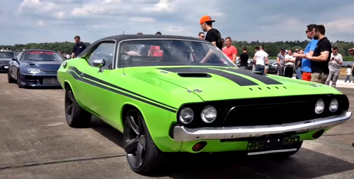 6.1 liter hemi v8 dodge challenger drag racing