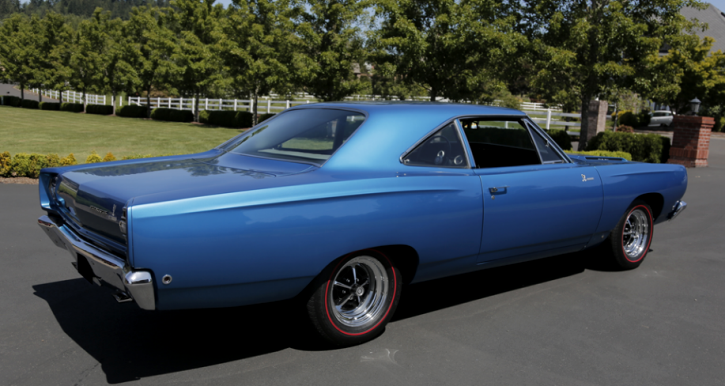 blue 1968 plymouth hemi road runner 4-speed