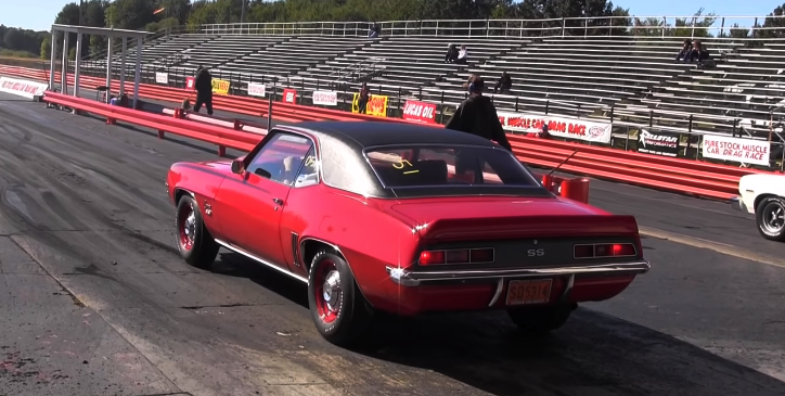 1969 camaro vs 1971 mustang 1/4 mile race