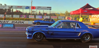 mustang vs mustang 1/4 mile race