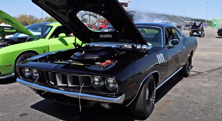 copo camaro vs hemi cuda 1/4 mile race