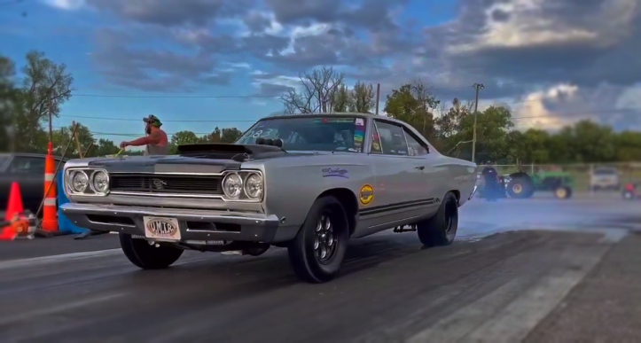 stick shift plymouth gtx 440 drag racing