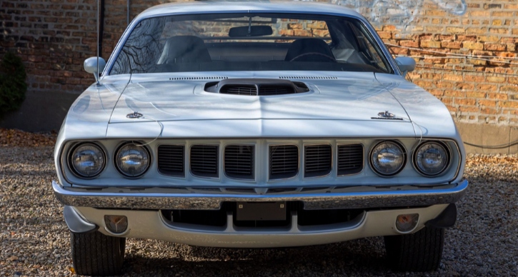 white 1971 plymouth hemi cuda 4-speed