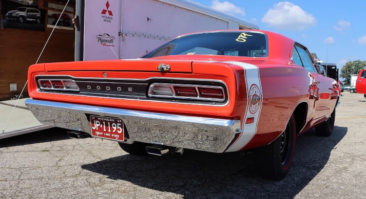 1969 chevy camaro ss vs 1969 dodge super bee a12 drag race